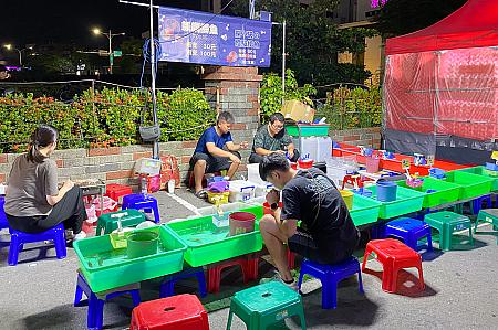 台湾らしい椅子に座って金魚すくいがエモい！