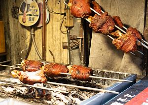 豚足を焼いてマスタードをかけて食べる「火魂德國豬腳」