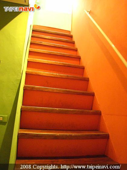 ギシギシと音のなる階段。下りるときのほうがちょっと大変。