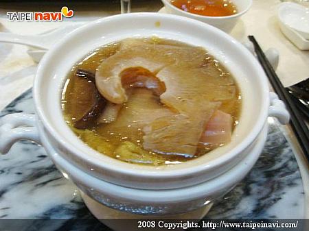 中国の珍味のひとつ「フカヒレ」はサメのひれ