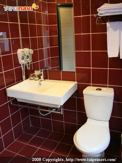 バスルームは白と赤。

