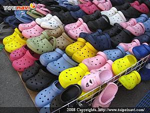 台湾では布希鞋（ブッシュ靴）と呼ばれる穴あきサンダル　150元