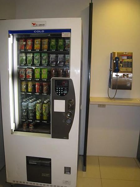 部屋に冷蔵庫が無いので、飲料が欲しいときは、1F、3Fの自動販売機を利用してください。