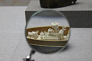 清前－中期　彫象牙龍舟（蒔絵鶏形盒付き）漆箱は日本の漆職人が製作したもので、一方の龍舟は当時の宮廷南匠が手掛けたもの