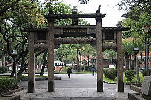 柱が4本ある「黃氏節孝坊」。台大醫院駅出口から国立台湾博物館方向へ向かうとあります！