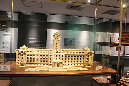 精巧に作られた総統府の木製模型。優雅な建物を間近に観察できます