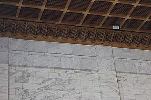 堂内の雰囲気はリンカーン記念堂を参考にしており、壁面の大理石はリンカーン記念堂と同じものをアメリカから運んできたのだそうです。また、天井のすぐ下の色が濃い大理石は花蓮産です。無表情のリンカーン像に対し、蒋介石像は微笑んでいるのが特徴的です。天井の四角い飾りは48×48cmのスクエアで、こちらも「中正」を意味しており、木の部分にはヒノキが採用されています。