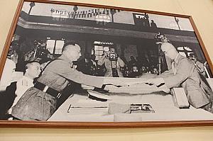 これは日本人にとって貴重な中文の降伏文書です。1945年9月9日に小林浅三郎が南京で降伏文書を手渡している場面です。