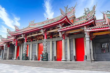 行天宮はほかの廟と入口が反対側にありますよ！