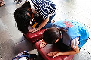 上体を倒して3回頭を台につけます