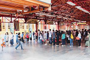 たくさんの人が並んでいます