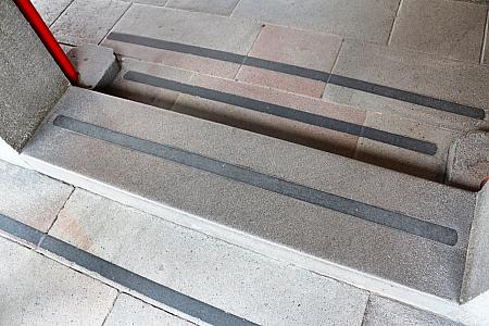 踏まないように気をつけて