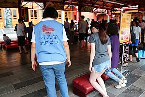 この時は中国語でしたが、優しくレクチャーしてくれます。どうしてもわからない時は、どこからか日本語がわかる方が助けてくれることが多いですよ。ありがたいですよね。