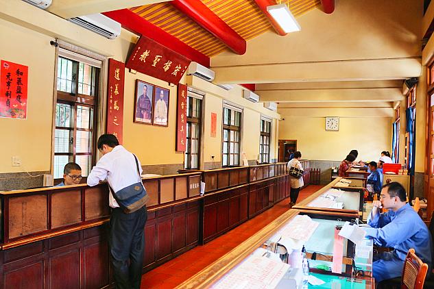 カウンターにはスタッフがたくさん！