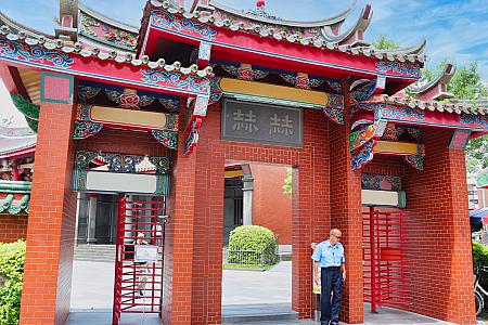 もう一つの入口、上部の「赫赫（かくかく）」は、功名などが立派で目立つさまのこと