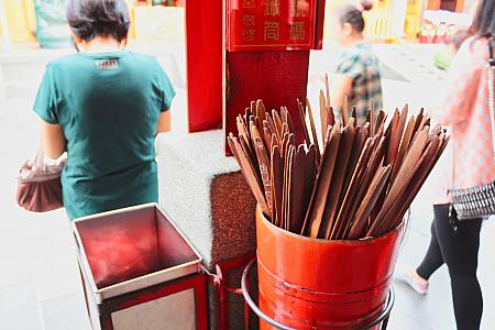 みくじ棒を引く前に、全部を持ち上げて混ぜている地元民をよく見かけます！