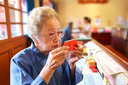 お守りを使ったお参りの方法を教えてくれました