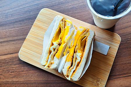 人気炭火焼トースト店