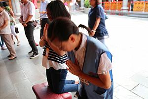 のひらをあわせて胸の前にもっていき、おじぎを！