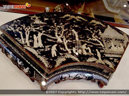 日本人が中国でその昔特注で作らせた漆の台。日本人好みのサイズなのでとても珍しく貴重なのだとか。