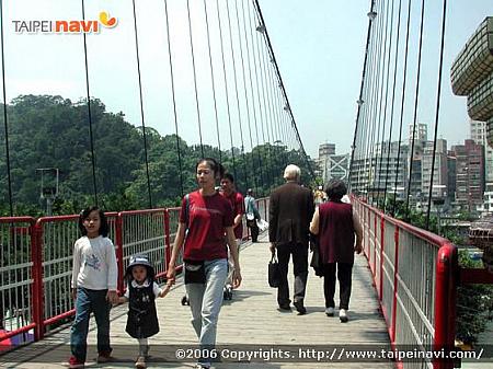 休日は観光客でいっぱいの
名物吊橋。