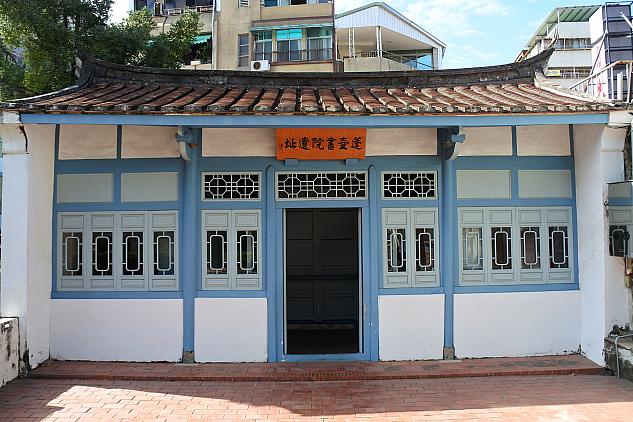 敷地に面している部分は裏手になります