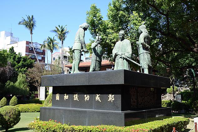 オランダ軍を降伏させている鄭成功の像
