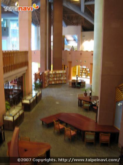 １階は図書館。宜蘭の史料コーナーがメイン。宜蘭のことならなんでもござれ！！