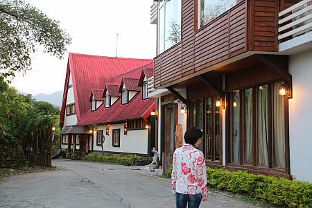 赤い屋根はレストラン、手前がナビたちが泊まった部屋の建物