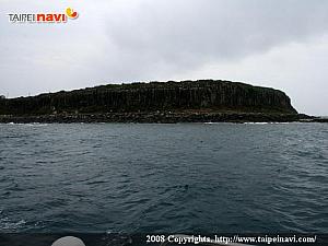 澎湖特有の海水浸食からできた直立岩が船から見えました