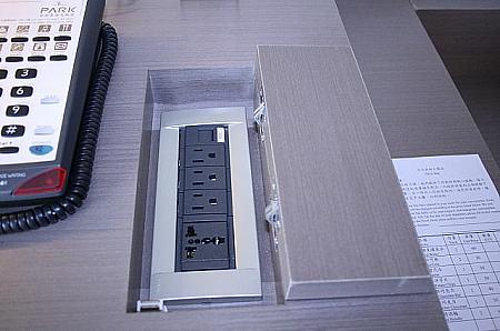机の上をプッシュすると、蓋が開いて、LAN接続口やコンセント差込口などが出てきます。