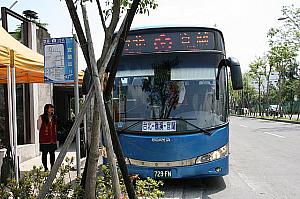 バス停や宜蘭駅まで送ってもらえるホテルのシャトル車と台北行きのバス停。