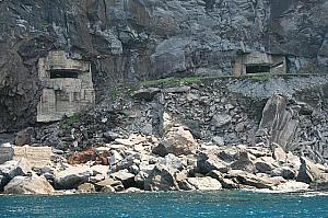 亀を思わせる岩が続き、島の岸壁に掘られている大砲穴は海からでしか見えません