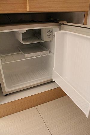 冷蔵庫は空なので果物を冷やすのにも便利！