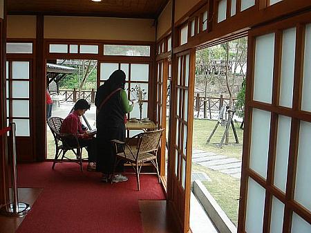 純和風の建物は、もともと日本人が住んでいた場所だったから？張学良が奥さんと室内でくつろぐ様子も残っています。 