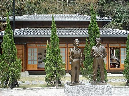 「張学良紀念館」は、もともと建てられていた場所から移築され、川べりの広場に建てられました。木造の、たいへん味のある平屋建ての日本家屋風でした。その前に、張学良夫婦の像が立っていました。 
