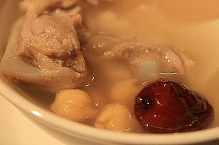 食事に付いてくるスープにも、体によさそうな具が沢山入ってます。赤棗、黒棗、山薬（山芋）、蓮の実、豚リブ肉がゴロゴロ。体にやさしい味です。