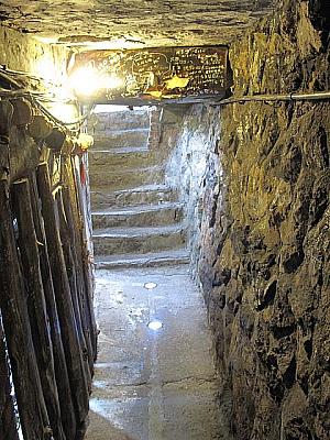 お店があるのは、金鉱を連想させる洞窟の先でした。