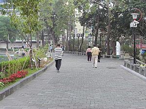 ジョギングや散歩をする市民