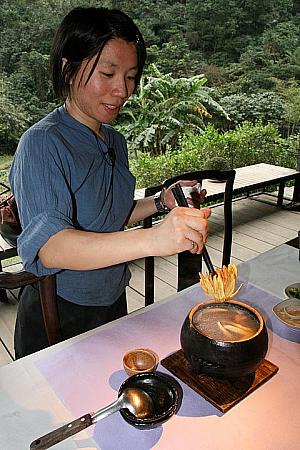 蓮の花　鶏肉の土鍋スープ　