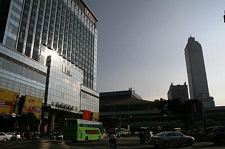 ビル右側の低い建物が台北駅。右のノッポビルが新光三越です。