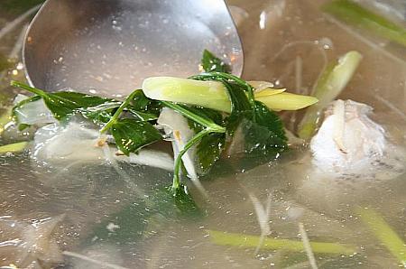 魚のスープ
魚をフライと蒸し料理に使用した後、骨などをこのスープの出汁として使っています。魚が新鮮なので、スープもいい味が出ていて、美味。野菜として漢方の川七がたくさん入っていました
