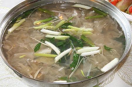 魚のスープ
魚をフライと蒸し料理に使用した後、骨などをこのスープの出汁として使っています。魚が新鮮なので、スープもいい味が出ていて、美味。野菜として漢方の川七がたくさん入っていました