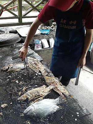 お店の外では炭火でお魚を焼いていました。
　　　　　　　　　　　　　　　　　これも美味しそう！
