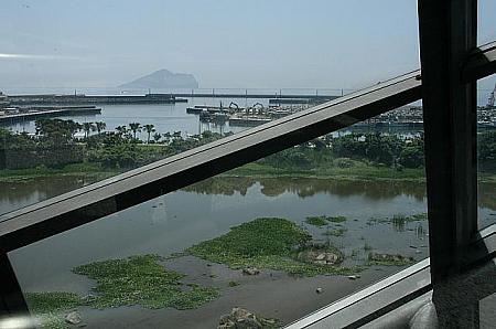 4Fの窓からは、亀山島が望めました