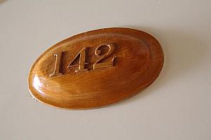 各客室番号も木製


