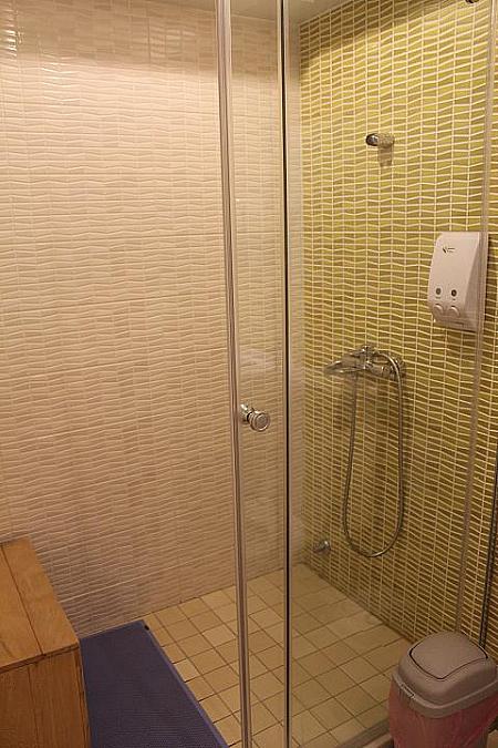 一人用個室利用の方でシャワーを使いたい場合はこちらのシャワー室で。なんとサウナあり！