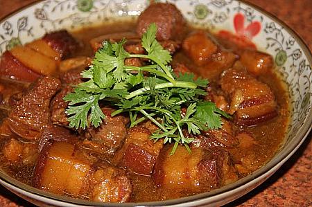 紅茶滷肉
鹿野名産の紅茶で煮込まれた豚肉料理。これが来ると、ご飯を食べないわけにはいきません。ご飯の上に肉を載せ、肉汁もかけて、口の中にかっこみましょう。
