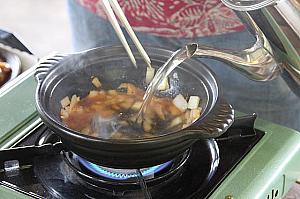 炒めたチキンは一回取り出し、スープを注ぎ、その中に野菜や取り出したチキンを加えます