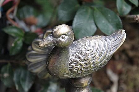 庭でひっそりかくれんぼをする鳥のオブジェ